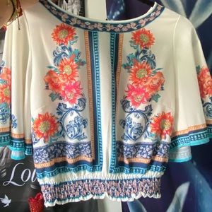 Beautiful floral top with an opening in the back.